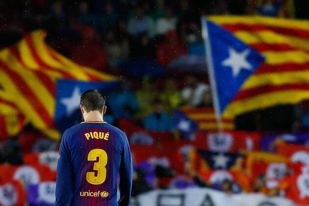 FuÃŸball, CL, FC Barcelona - Olympiakos PirÃ¤us 18th October 2017, Camp Nou, Barcelona, Spain; UEFA Champions League, FC Barcelona Barca versus Olympiacos; Gerard Pique of FC Barcelona with the Catalunya independence flag displayed during the match  ActionPlus11941302