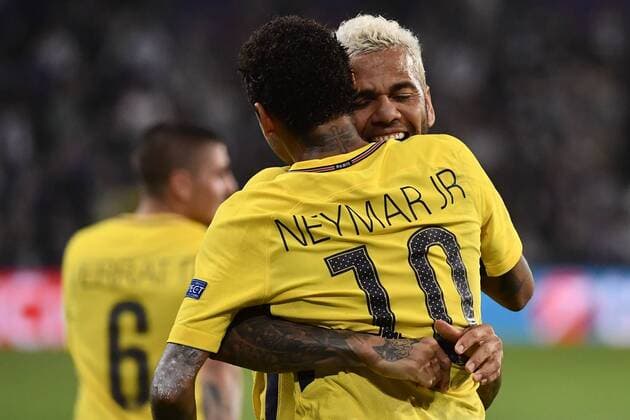 Bilder des Tages - SPORT Fußball, CL, RSC Anderlecht - Paris St. Germain PSG s Neymar Jr and PSG s Dani Alves pictured during a third game (out of 6) in the group stage (Group B) of the UEFA Champions League competition between Belgian soccer team RSC Anderlecht and French club PSG Paris Saint-Germain, Wednesday 18 October 2017 in Brussels. DIRKxWAEM  x05185501x