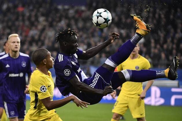 Bilder des Tages - SPORT Fußball, CL, RSC Anderlecht - Paris St. Germain PSG s Kylian Mbappe and Anderlecht s Kara Mbodji pictured during a third game (out of 6) in the group stage (Group B) of the UEFA Champions League competition between Belgian soccer team RSC Anderlecht and French club PSG Paris Saint-Germain, Wednesday 18 October 2017 in Brussels. DIRKxWAEM  x05185505x