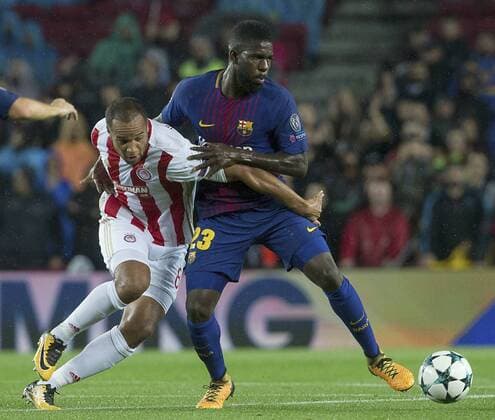 Olympiacos Vadis Odjidja and FC Barcelona Barca s Samuel Umtiti (R) vie for the ball during the UEFA Champions League thrid round groups phase match between FC Barcelona and Olympiacos at the Camp Nou stadium in Barcelona, Catalonia, Spain, 18 October 2017. FC Barcelona vs. Olympiacos !ACHTUNG: NUR REDAKTIONELLE NUTZUNG!  Copyright: xEnricxFontcubertax BCN012 20171018-636439625353194065