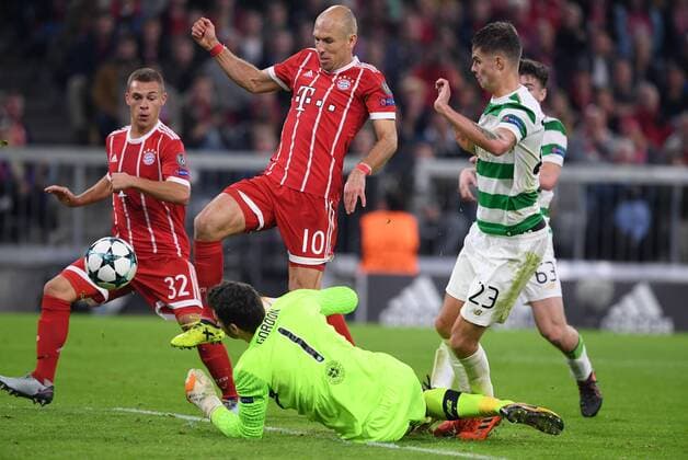 Football Champions League Season 2017 2018 Group stage FC Bavaria Munich Celtic Glasgow 18 10 2017 Joshua KIMMICH left and Arjen seals centre both FC Bavaria Munich against Goalkeeper Craig Gordon at Bottom and Mikael funny right both Celtic Munich
