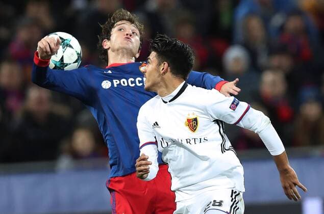 MOSCOW, RUSSIA - OCTOBER 18, 2017: CSKA Moscow s Mario Fernandes (L) and Basel s Raoul Petretta in their 2017 18 UEFA Champions League Group A Round 3 football match at VEB Arena. Artyom Korotayev TASS  TS065570