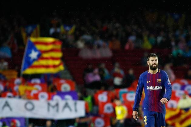 Bilder des Tages - SPORT 18th October 2017 Barcelona Spain Champions League F C Barcelona v Olympiacos F C Gerard Pique of FC Barcelona Barca during the match with the independence flag Photo Andres Garcia AFP7  xAndresxGarciax xAFP7x xFCxBarcelonaxvxOlympiacos,xChampionsxLeague.xOctx18thx2017x