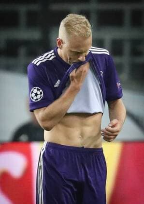 Fußball, CL, RSC Anderlecht - Paris St. Germain Anderlecht s Olivier Deschacht looks dejected during a third game (out of 6) in the group stage (Group B) of the UEFA Champions League competition between Belgian soccer team RSC Anderlecht and French club PSG Paris Saint-Germain, Wednesday 18 October 2017 in Brussels. VIRGINIExLEFOUR  x05185535x