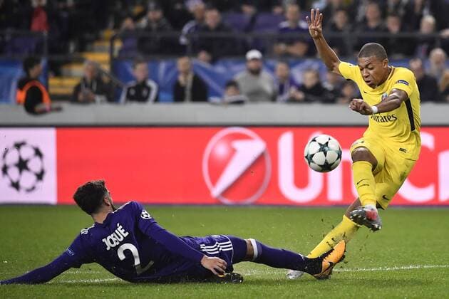 Fußball, CL, RSC Anderlecht - Paris St. Germain Anderlecht s Josue Sa and PSG s Kylian Mbappe pictured during a third game (out of 6) in the group stage (Group B) of the UEFA Champions League competition between Belgian soccer team RSC Anderlecht and French club PSG Paris Saint-Germain, Wednesday 18 October 2017 in Brussels. DIRKxWAEM  x05185542x