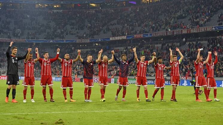 18 10 2017 Football UEFA Champions League 2017 2018 Group stage 3 Matchday FC Bavaria Munich Celtic Glasgow in the Alliance Arena Munich Final cheering with the LaOla Wave the Bavaria After the Victory