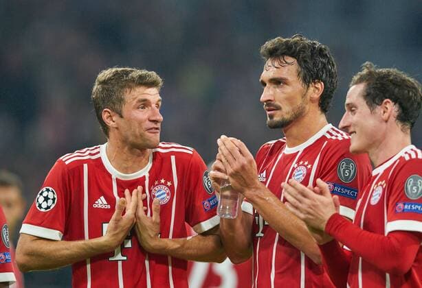 Dispute Thomas Mueller Mueller FCB 25 Mats Hummels FCB 5 talk discuss debatable entertain Action shot FC Bavaria Munich Celtic Glasgow Group stage Leg Football UEFA Champions League Munich 18 10 2017 CL Season 2017 2018