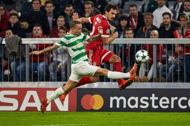 Munich Germany 17 10 2017 UEFA Champions League 2017 18 Season Group stage Group B 3 Matchday FC Bavaria Munich Celtic Glasgow duel between Leigh Griffiths Celtic and Mats Hummels FCB v l DeFodi501