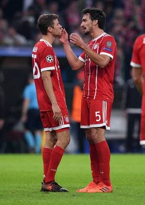 Football Champions League Season 2017 2018 Group stage FC Bavaria Munich Celtic Glasgow 18 10 2017 Thomas Mueller left and Mats Hummels right both FC Bavaria Munich discuss After the Played Munich