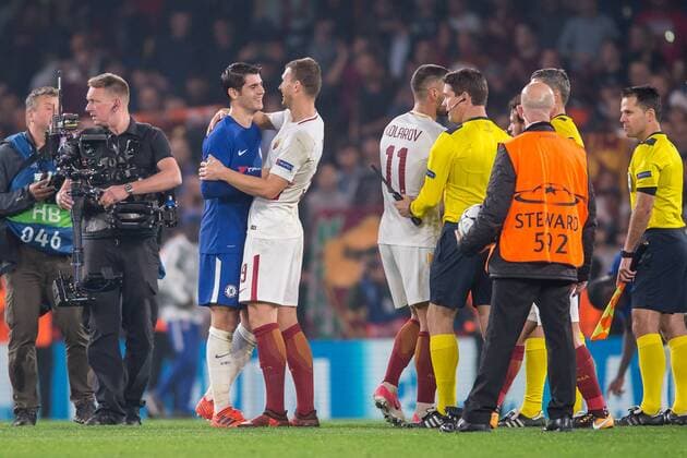 Ãlvaro Morata of Chelsea and Edin Dzeko of Roma shake hands after the UEFA Champions League Group C match between Chelsea and Roma at Stamford Bridge London England on 18 October 2017 Photo by Salvio Calabrese  xUKSPx xAFP7x xChelseaxvxRoma,xChampionsxLeague.xOctx18thx2017x