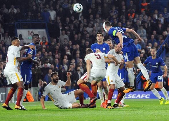 Football - 2017 2018 UEFA Champions League - Group C: Chelsea vs. A.S. Roma Gary Cahill of Chelsea tries to win the game in the dying minutes with a header at Stamford Bridge. COLORSPORT ANDREW COWIE 