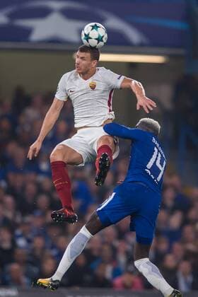 Edin Dzeko of Roma and Tiemoue Bakayoko of Chelsea challenge for the ball during the UEFA Champions League Group C match between Chelsea and Roma at Stamford Bridge London England on 18 October 2017 Photo by Salvio Calabrese  xSalvioxCalabresex xAFP7x xchelseaxvxRoma,xChampionsxLeague.xOctx18thx2017x