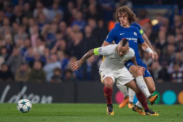 Radja Nainggolan of Roma and of Chelsea fight for the ball during the UEFA Champions League Group C match between Chelsea and Roma at Stamford Bridge London England on 18 October 2017 Photo by Salvio Calabrese  xSalvioxCalabresex xAFP7x xchelseaxvxRoma,xChampionsxLeague.xOctx18thx2017x