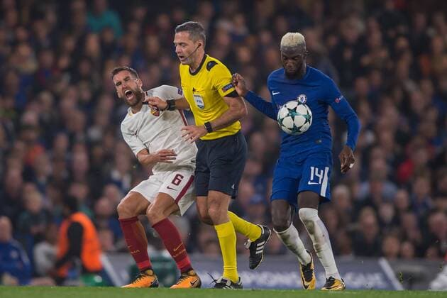 Match referee Damir Skomina clashes with Kevin Strootman of Roma during the UEFA Champions League Group C match between Chelsea and Roma at Stamford Bridge London England on 18 October 2017 Photo by Salvio Calabrese  xSalvioxCalabresex xAFP7x xchelseaxvxRoma,xChampionsxLeague.xOctx18thx2017x