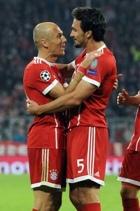 Football Champions League 03 Matchday FC Bavaria Munich Celtic Glasgow at 18 10 2017 in the Alliance Arena in Munich cheering goal celebration Scorer Scorer Mats Hummels Munich cheering After his goal to 3 0 with Arjen seals Munich MT