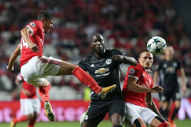 October 18, 2017 - Lisbon, Portugal - Benfica s Portuguese midfielder Diogo Goncalves (L) fights for the ball with Manchester United ManU s Belgian forward Romelu Lukaku (C ) during the UEFA Champions League football match SL Benfica vs Manchester United at the Luz stadium in Lisbon, Portugal on October 18, 2017. SL Benfica v Manchester United - UEFA Champions League  - ZUMAn230 20171018_zaa_n230_256 Copyright: xPedroxFiuzax