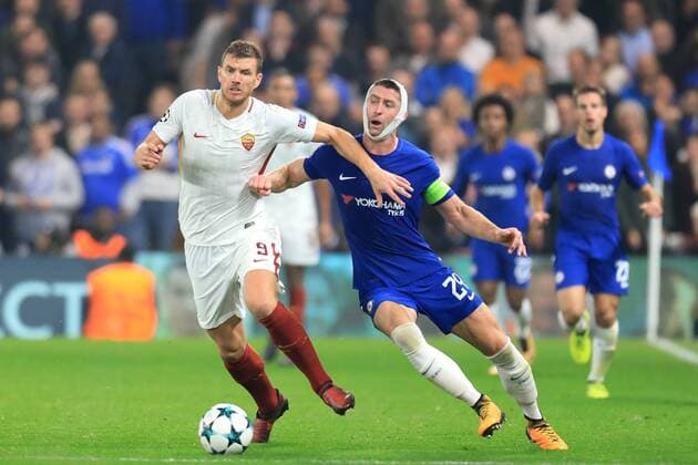 Bilder des Tages - SPORT 18th October 2017, Stamford Bridge, London, England; UEFA Champions League, Chelsea versus Roma; Gary Cahill of Chelsea competes for the ball against Edin D& x17e;eko of Roma  ActionPlus11941333