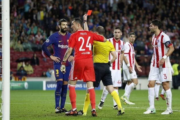 (L-R) Gerard Pique of FC Barcelona Barca goalkeeper Silvio Proto of Olympiacos, referee William Collum, Sasa Zdjelar of Olympiacos, Alberto Botia of Olympiacos during the UEFA Champions League group D match between FC Barcelona and Olympiacos on October 18, 2017 at the Camp Nou stadium in Barcelona, Spain. UEFA Champions League 2017 2018 xVIxVIxImagesx xMauricexvanxSteenxIVx 9050234