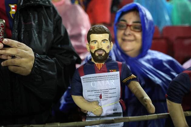 Bilder des Tages - SPORT October 18, 2017 - Barcelona, Spain - October 18, 2017 - Barcelona, Catalonia, Spain - A FAN of Barcelona holds on puppets representing GERARD PIQUE with a ballot for independence during the UEFA Champions League, Group D football match between FC Barcelona Barca and Olympiacos FC at Camp Nou stadium in Barcelona, Spain. Football - UEFA Champions League - FC Barcelona vs Olympiacos FC  - ZUMAb169 20171018_zaa_b169_003 Copyright: xManuelxBlondeau Aop.Pressx