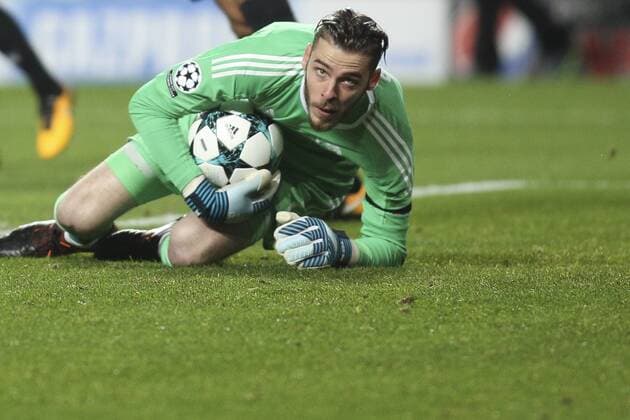 October 18, 2017 - Lisbon, Portugal - Manchester United ManU s goalkeeper De Gea saves the ball during the Champions League football match between SL Benfica and Manchester United at Luz Stadium in Lisbon on October 18, 2017. NURPHOTO CARLOS COSTA. SL Benfica v Manchester United - UEFA Champions League  - ZUMAn230 20171018_zaa_n230_566 Copyright: xCarlosxCostax