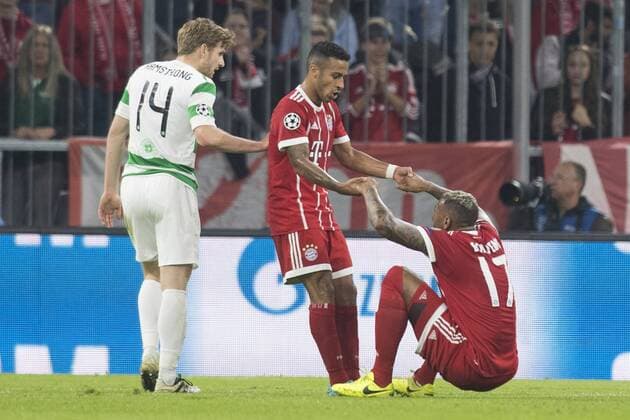 Football Champions League Encounter FC Bavaria Munich vs Celtic Glasgow Alliance Arena Munich 18 10 2017 in Picture Thiago helps Jerome Boateng Â