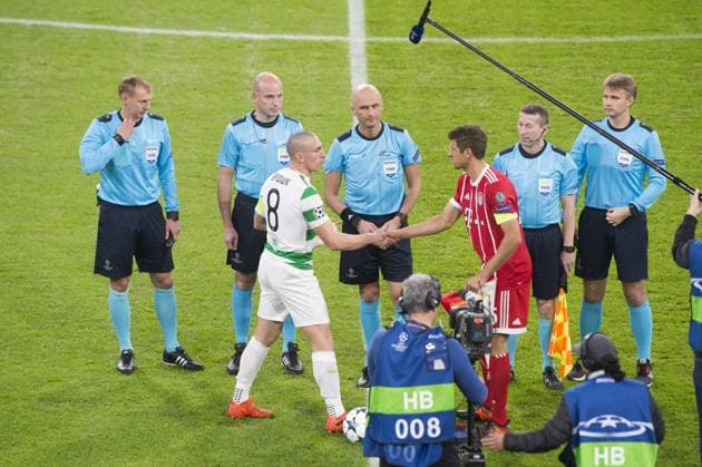 Football Champions League Encounter FC Bavaria Munich vs Celtic Glasgow Alliance Arena Munich 18 10 2017 in Picture Scott Brown Thomas Mueller Coin flip to Side choice the Kick Â