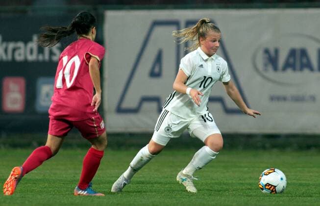 18.10.2017 Belgrade Serbia-Germany U19-Under 19 International Friendly Länderspiel match women s football Kristin Kögel (r) Germany : 