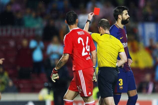 William Collum (Referee), Gerard Pique (Barcelona), OCTOBER 18, 2017 - Football Soccer : UEFA Champions League Group D match between FC Barcelona Barca 3-1 Olympiacos at Camp Nou stadium in Barcelona, Spain. Noxthirdxpartyxsales  (oqma023927)