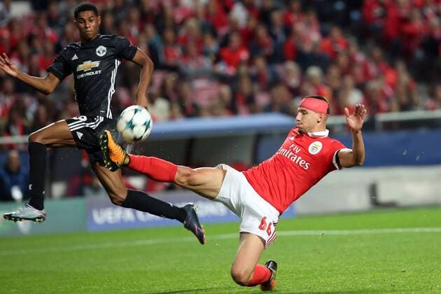Bilder des Tages - SPORT October 18, 2017 - Lisbon, Portugal - Benfica defender RUBEN DIAS (R ) fights for the ball directs the ball away from Manchester United ManU forward MARCUS RASHFORD during UEFA Champions League action at Luz stadium. Soccer 2017: Benfica 0:1 Manchester United  - ZUMAn230 20171018_zaa_n230_241 Copyright: xPedroxFiuzax