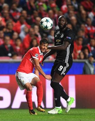 (171019) -- LISBON, Oct.19, 2017 -- Manchester United ManU s Romelu Lukaku (R) vies with Benfica s Douglas dos Santos during the third round match of Group A of 2017-18 UEFA Champions League between Benfica and Manchester United at the Luz stadium in Lisbon, Portugal on Oct. 18, 2017. Benfica lost 0-1. ) (SP)PORTUGAL-LISBON-SOCCER-UEFA CHAMPIONS LEAGUE-BENFICA VS MANCHESTER UNITED ZhangxLiyun 