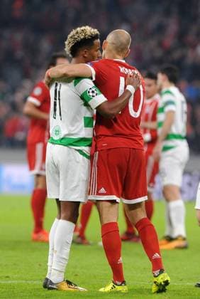 Vl Scott Sinclair Celtic Glasgow embraces Arjen seals FC Bavaria Munich After the Final whistle CL Game between FC Bavaria Munich and Celtic Glasgow at 18 10 2017 Copyright: xStuetzle xEibner-Pressefotox EP_wse