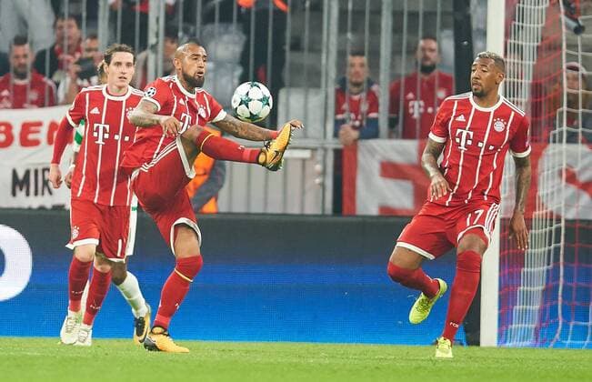 Arturo Vidal FCB 23 Individual action with Ball Torso cut out Single Portrait Action shot Whole body Single shots Action Ball adoption Ball treatment Sebastian Rudy FCB 19 Jerome Boateng FCB 17 FC Bavaria Munich Celtic Glasgow 3 0 Group stage Leg Football UEFA Champions League Munich 18 10 2017 CL Season 2017 2018