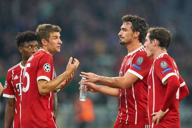Mats Hummels FCB 5 Thomas Mueller Mueller FCB 25 gesticulates and gives Instructions Action shot Single Individual action Gesture Gesture Facial expressions Hand movement show show talk discuss debatable entertain Action shot FC Bavaria Munich Celtic Glasgow 3 0 Group stage Leg Football UEFA Champions League Munich 18 10 2017 CL Season 2017 2018