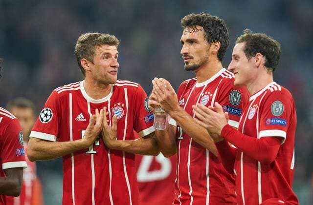 Mats Hummels FCB 5 Thomas Mueller Mueller FCB 25 gesticulates and gives Instructions Action shot Single Individual action Gesture Gesture Facial expressions Hand movement show show talk discuss debatable entertain Action shot Sebastian Rudy FCB 19 FC Bavaria Munich Celtic Glasgow 3 0 Group stage Leg Football UEFA Champions League Munich 18 10 2017 CL Season 2017 2018