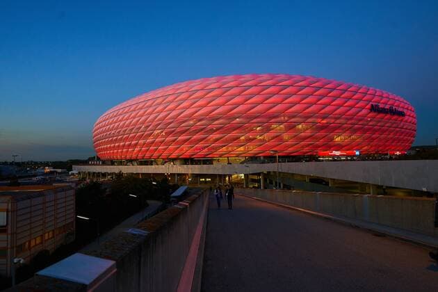 Alliance Arena Stadium Stadium Football stadium exterior view Architecture exterior Arena blue Heaven Sunset FCB Mascots Bernie Silhouette Shadow Relief Profile Shadow play Lighting situation Light FC Bavaria Munich Celtic Glasgow 3 0 Group stage Leg Football UEFA Champions League Munich 18 10 2017 CL Season 2017 2018