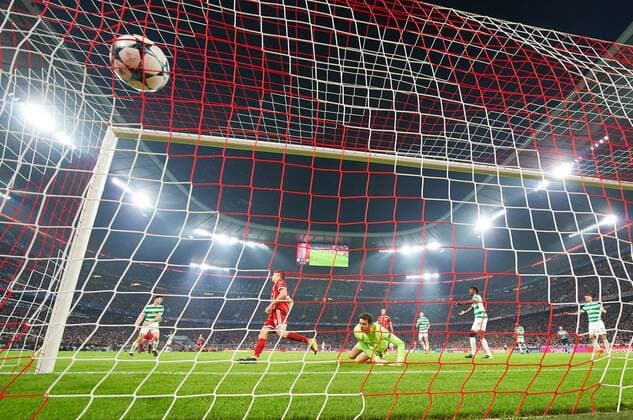 Robert Lewandowski FCB 9 Torschuß shoots Offside goal not recognised Hintertorkamera goal Tor network Stadium Interior view worms eye view FC Bavaria Munich Celtic Glasgow 3 0 Group stage Leg Football UEFA Champions League Munich 18 10 2017 CL Season 2017 2018