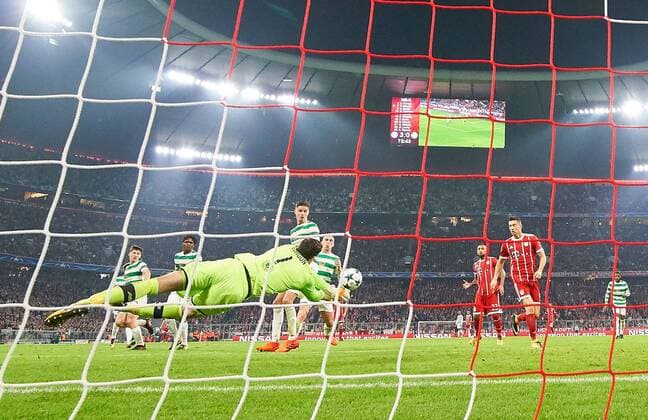 Craig Gordon Glasgow 1 fends the Ball from begins catch Detention Action shot Single cut out Reaction Faust defense Fists FC Bavaria Munich Celtic Glasgow 3 0 Group stage Leg Football UEFA Champions League Munich 18 10 2017 CL Season 2017 2018