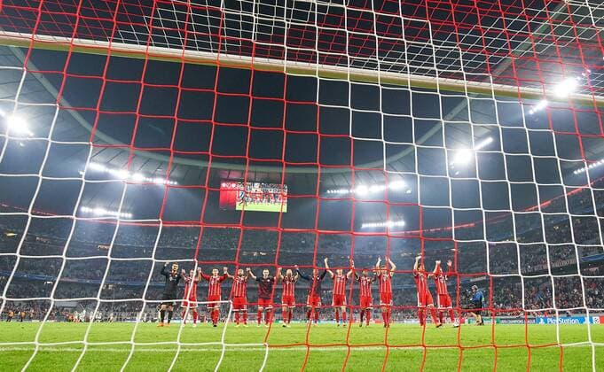 Team Final cheering with supporters Hintertorkamera goal Tor network Stadium Interior view worms eye view Final cheering with supporters Sebastian Rudy FCB 19 Mats Hummels FCB 5 Thomas Mueller Mueller FCB 25 Robert Lewandowski FCB 9 Sebastian Rudy FCB 19 Arjen seals FCB 10 Joshua KIMMICH FCB 32 Arturo Vidal FCB 23 James Rodriguez FCB 11 Rafinha FCB 13 Sven Ulreich FCB 26 Goalkeeper FC Bavaria Munich Celtic Glasgow 3 0 Group stage Leg Football UEFA Champions League Munich 18 10 2017 CL Season 2017 2018