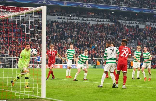 Mats Hummels FCB 5 Torschuß shoots the goal to 3 0 in Ball head duel Head ball FC Bavaria Munich Celtic Glasgow 3 0 Group stage Leg Football UEFA Champions League Munich 18 10 2017 CL Season 2017 2018