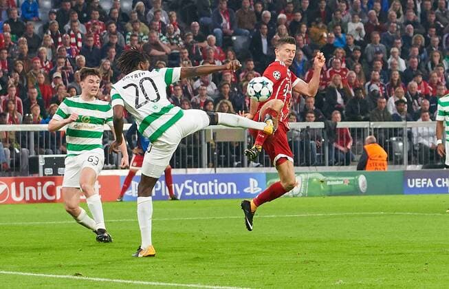 Robert Lewandowski FCB 9 duel Action shot to the Ball against Dedryck Boyata Glasgow 20 Action shot duel Game scene Tackling Ball Individual action FC Bavaria Munich Celtic Glasgow 3 0 Group stage Leg Football UEFA Champions League Munich 18 10 2017 CL Season 2017 2018