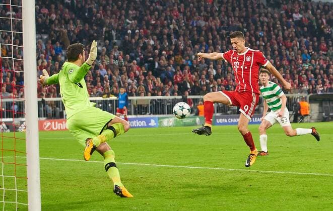 Robert Lewandowski FCB 9 Abseitstor goal against Craig Gordon Glasgow 1 Game scene Penalty scene Scene before the goal Goal Torraumszene FC Bavaria Munich Celtic Glasgow 3 0 Group stage Leg Football UEFA Champions League Munich 18 10 2017 CL Season 2017 2018
