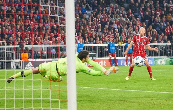 Craig Gordon Glasgow 1 fends from against Arjen seals FCB 10 fends the Ball from begins catch Detention Action shot Single cut out Reaction Faust defense Fists Fly Flight Goalkeeper Goalkeeper Goalie Man in goal FC Bavaria Munich Celtic Glasgow 3 0 Group stage Leg Football UEFA Champions League Munich 18 10 2017 CL Season 2017 2018