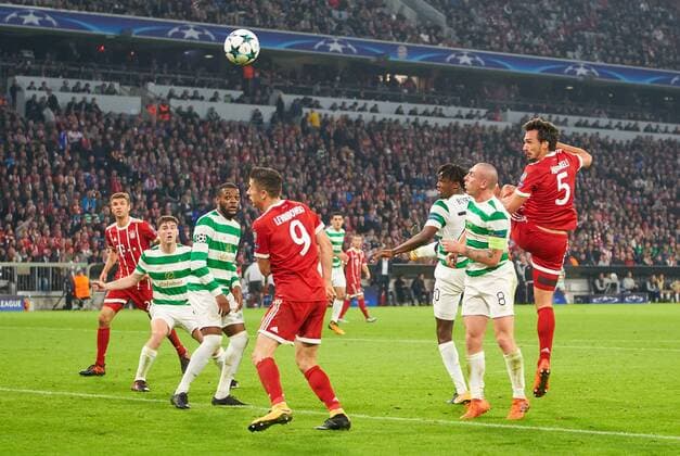 Mats Hummels FCB 5 in Ball head duel Head ball with Dedryck Boyata Glasgow 20 Scott Brown Glasgow 8 Robert Lewandowski FCB 9 Torschuß shoots up goal shooting shoots from Clamping shot Free kick FC Bavaria Munich Celtic Glasgow 3 0 Group stage Leg Football UEFA Champions League Munich 18 10 2017 CL Season 2017 2018
