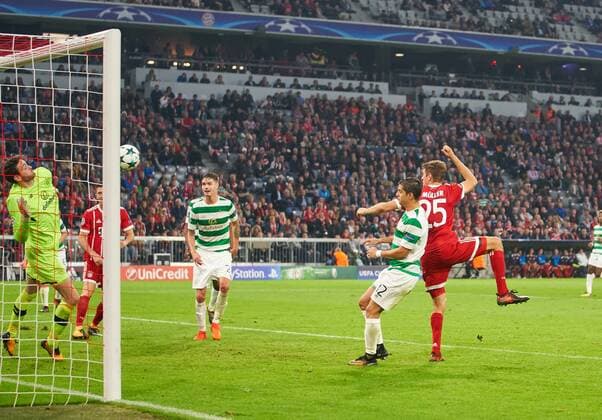 Thomas Mueller Mueller FCB 25 Torschuß shoots up goal shooting shoots from Clamping shot Free kick in Ball head duel Head ball with Cristian Gamboa Glasgow 12 Craig Gordon Glasgow 1 fends the Ball from begins catch Detention Action shot Single cut out Reaction Faust defense Fists FC Bavaria Munich Celtic Glasgow 3 0 Group stage Leg Football UEFA Champions League Munich 18 10 2017 CL Season 2017 2018