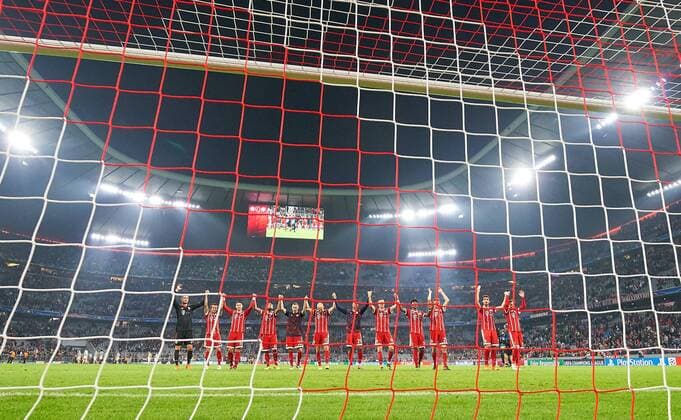 Team Final cheering with supporters Hintertorkamera goal Tor network Stadium Interior view worms eye view Final cheering with supporters Sebastian Rudy FCB 19 Mats Hummels FCB 5 Thomas Mueller Mueller FCB 25 Robert Lewandowski FCB 9 Sebastian Rudy FCB 19 Arjen seals FCB 10 Joshua KIMMICH FCB 32 Arturo Vidal FCB 23 James Rodriguez FCB 11 Rafinha FCB 13 Sven Ulreich FCB 26 Goalkeeper FC Bavaria Munich Celtic Glasgow 3 0 Group stage Leg Football UEFA Champions League Munich 18 10 2017 CL Season 2017 2018