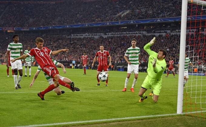 18 10 2017 Football UEFA Champions League 2017 2018 Group stage 3 Matchday FC Bavaria Munich Celtic Glasgow in the Alliance Arena Munich the goal to 1 0 reached here Thomas Mueller left Torschuß FC Bavaria Munich against Goalkeeper Craig Gordon Celtic Glasgow