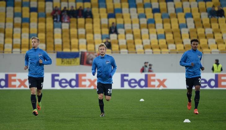 Football men Season 2017 2018 UEFA Europe League Group J 3 Matchday in Lvov Sorja Luhansk Hertha BSC v l Arne Maier Hertha BSC Fabian Lustenberger Hertha BSC Valentino Lazaro Hertha at the Warming Warm up 19 10 2017 Copyright: xMichaelxHundtx xMatthiasxKochx