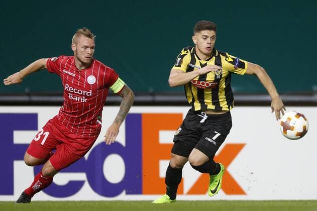 (L-R), Brian Hamalainen of SC Zulte Waregem, Milot Rashica of Vitesse during the UEFA Europa League group K match match between sv Zulte Waregem and Vitesse Arnhem on October 19, 2017 at Regenboog stadium in Waregem, Belgium UEFA Europa League 2017 2018 xVIxVIxImagesx xJeroenxPutmansxIVx 9054863
