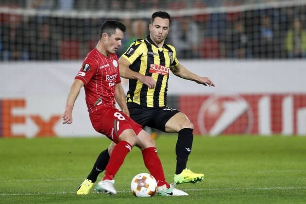 WAREGEM, 19-10-2017 Regenboogstadion, Europa League wedstrijd Zulte Waregem - Vitesse . Gert Jan de Mets (l) in duel met Thomas Bruns (r) Zulte Waregem - Vitesse  x1766096x