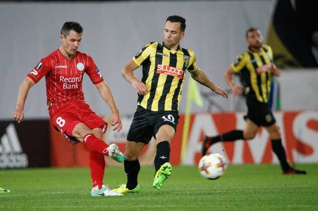 Essevee s Gertjan De Mets and Vitesse s Thomas Bruns fight for the ball during the third game of the group stage (Group K) of the UEFA Europa League competition between Belgian first league Zulte Waregem and Dutch club Vitesse Arnhem, in Waregem, Thursday 19 October 2017. KURTxDESPLENTER  x05186043x